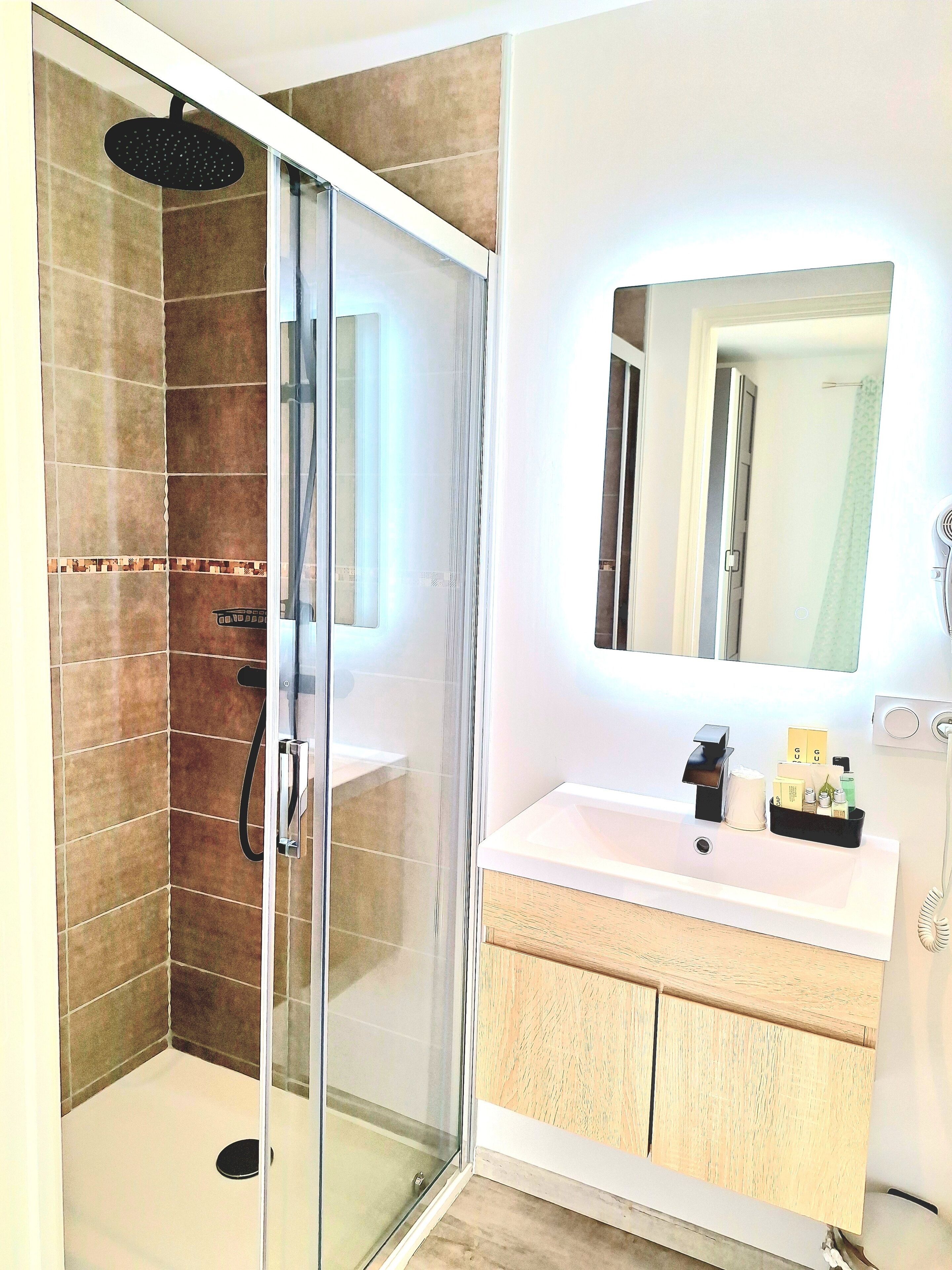 经典客房 (Emeraude) | 浴室 | 免费洗浴用品、吹风机、毛巾、肥皂