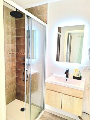 Classic Room (Emeraude) | Bathroom | Free toiletries, hair dryer, towels, soap -  Domaine de la Mautanne (Sainte-Tulle)