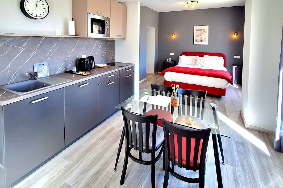 1 bedroom, in-room safe, individually decorated, individually furnished