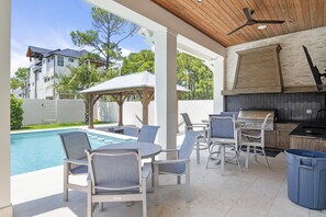 Outdoor dining - Book the Holidays! Private Pool with Swim-Up Bar! Low-Speed Vehicle! 8 Bikes! (Santa Rosa Beach)