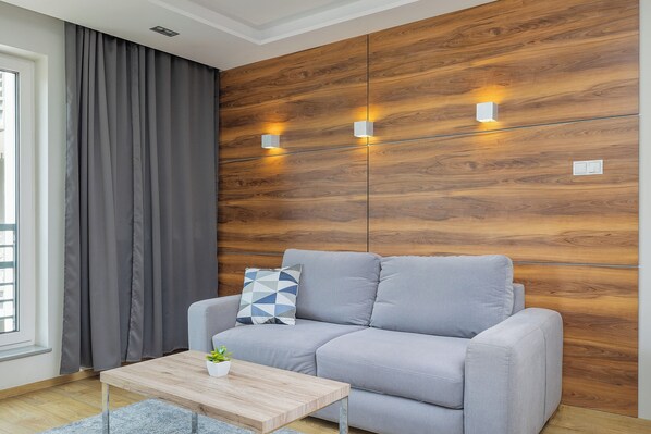 Appartement, 1 chambre, balcon | Coin séjour | TV connectée de 45 pouces avec chaînes par câble