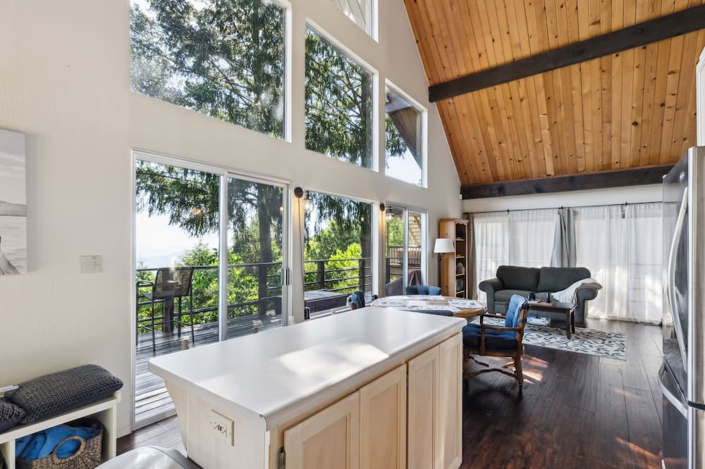 Warm And Cozy Mountain And Lake View Haven 2 Bedroom Cottage by RedAwning - Lakeport, CA