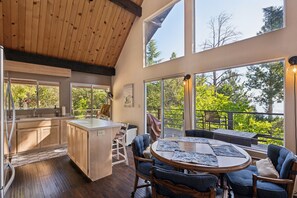 Casa de campo, 2 habitaciones | Restaurante al aire libre