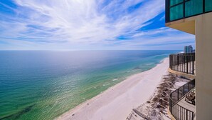 Condo, 3 habitaciones | Playa | En la playa