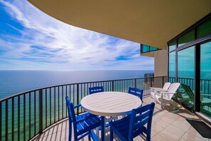 Appart'hôtel, 3 chambres | Restauration extérieure