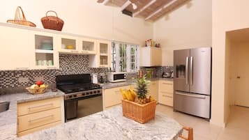 House, 2 Bedrooms | Private kitchen | Fridge, oven, coffee/tea maker, toaster