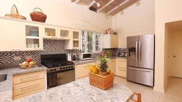 House, 3 Bedrooms | Private kitchen | Fridge, oven, coffee/tea maker, toaster