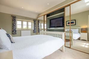3 bedrooms, iron/ironing board, internet, bed sheets - Guardian House, Burnham Market, Norfolk (Burnham Market)