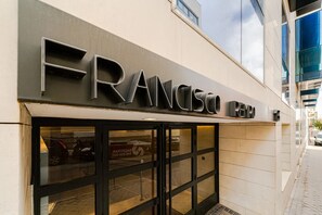 Ein Schaufenster mit der Aufschrift "FRANCISCO REMO" in großen Lettern.