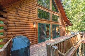 Terrace/patio - A Cozy Hot Tub Hideaway w/ Fire Pit & Games (Oakland)