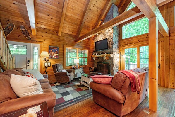 Smart TV, fireplace, DVD player - A Cozy Hot Tub Hideaway w/ Fire Pit & Games (Oakland)