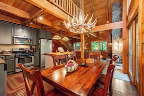 Dining - A Cozy Hot Tub Hideaway w/ Fire Pit & Games (Oakland)