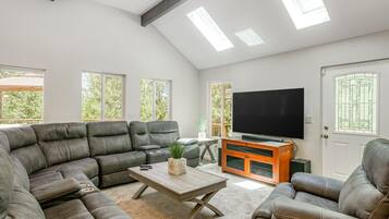 Casa, 4 habitaciones | Área de sala de estar | Smart TV y servicios de streaming