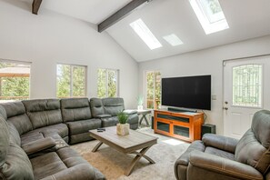 House, 4 Bedrooms | Living area