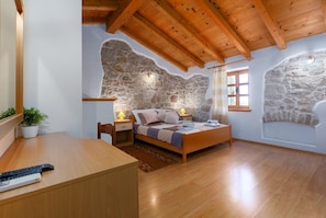 3 habitaciones, tabla de planchar con plancha, wifi y ropa de cama