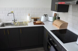 Fridge, microwave, oven, stovetop - Comfortable Apartment in desirable area of Preston, w/view of Winckley Square (Preston)