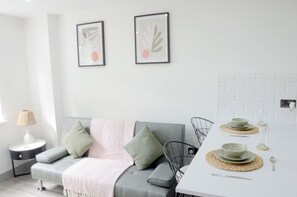 Interior - Comfortable Apartment in desirable area of Preston, w/view of Winckley Square (Preston)