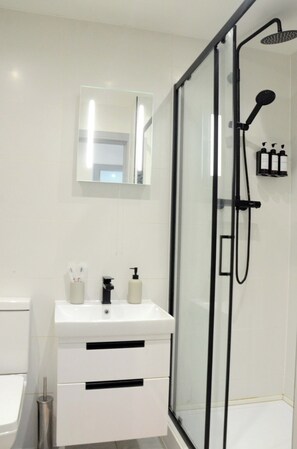 Een haardroger, handdoeken, zeep, shampoo