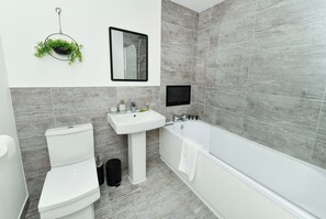 아파트 | 욕실 | 샤워기/욕조 결합, 무료 세면용품, 타월, 비누