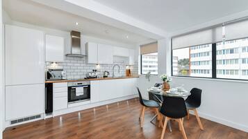 Apartemen | Dapur pribadi | Lemari es, microwave, oven, dan mesin pencuci piring