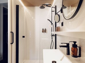 Shower, eco-friendly toiletries, hair dryer, towels - Townhouse Den Haag (The Hague)