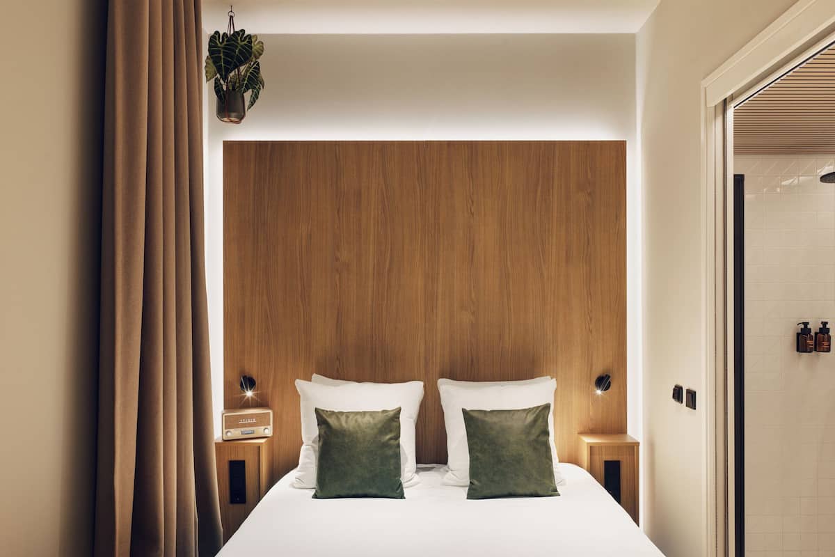 Klassieke tweepersoonskamer | Luxe beddengoed, pillowtop-bedden, een bureau