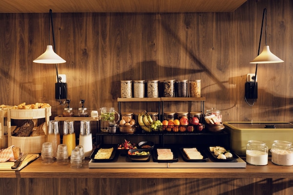 Café da manhã com buffet todos os dias (EUR 16.50 por pessoa)