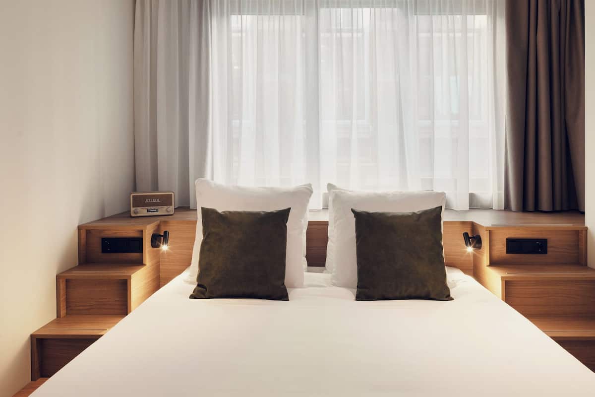 Economy kamer | Luxe beddengoed, pillowtop-bedden, een bureau
