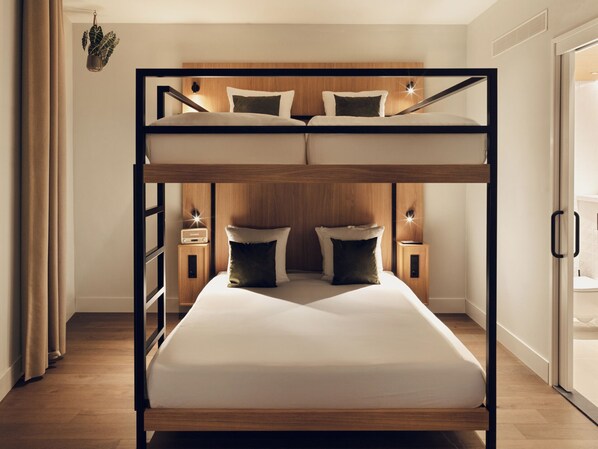 Habitación familiar | Ropa de cama de alta calidad, camas con pillow-top y escritorio 