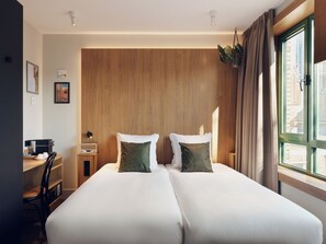 Quarto duplo básico, vista para o jardim | Roupas de cama premium, camas com colchões pillow-top, escrivaninha