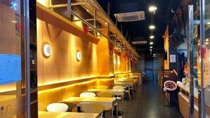 A restaurant interior with wooden paneling, round tables, and a counter with a menu display. - Xinduhui Hotel Shenzhen Dafen Metro Station (Shenzhen)