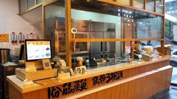 Una barra de restaurante con un menú digital, un código QR y una superficie de madera.