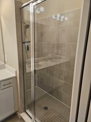 Dusche, Haartrockner, Handtücher, Seife