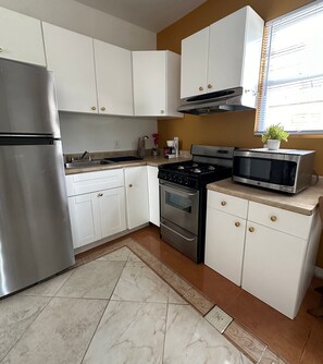Private kitchen - Cozy 1-bedroom apartment with Kitchen, Wi-Fi and AC in charming Elizabeth. (Elizabeth)