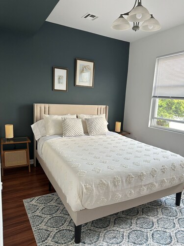 Cozy 1-bedroom apartment with Kitchen, Wi-Fi and AC in charming Elizabeth. 