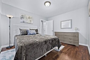 2 bedrooms, in-room safe, desk, iron/ironing board