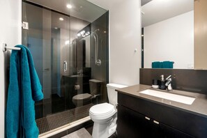 Douche, sèche-cheveux, serviettes fournies, savon