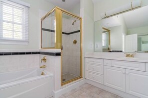 Bathroom - Charming 2-bedroom house in Quincy with WiFi (Quincy)