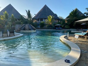 Una piscina al aire libre