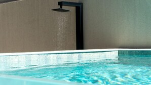 A swimming pool with a modern showerhead. - Top Unique Maceió  (Maceió)