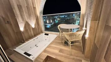 Quarto casal conforto, banheira de hidromassagem, vista parcial para o mar | Wi-Fi de cortesia, roupa de cama