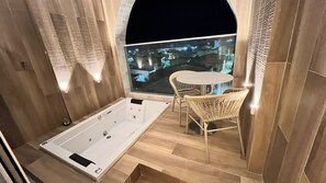 Habitación Confort doble, bañera de hidromasaje, vistas parciales al mar | Wifi gratis y ropa de cama