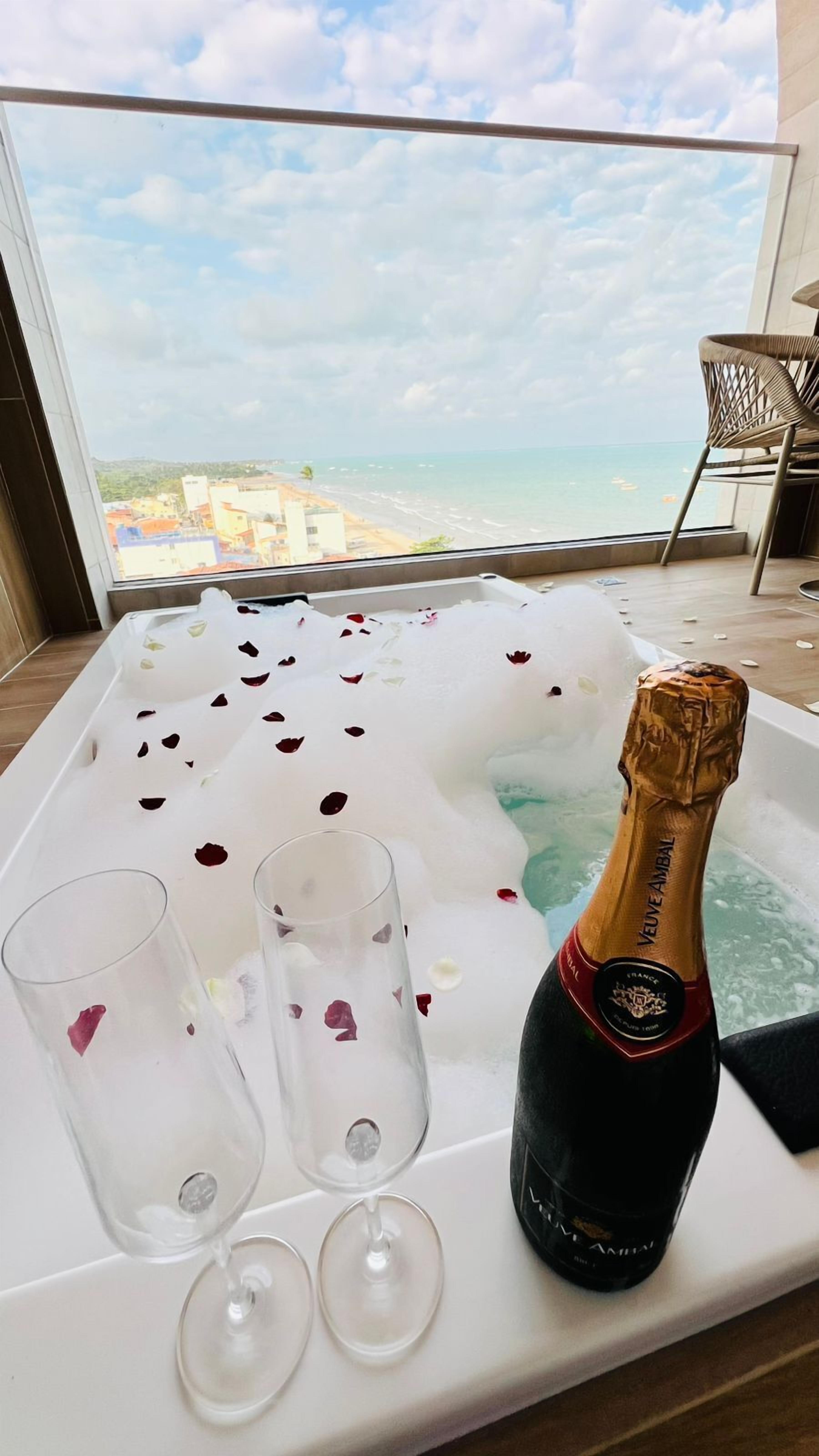 Comfort Double Room, Jetted Tub, Partial Sea View | Free WiFi, bed sheets