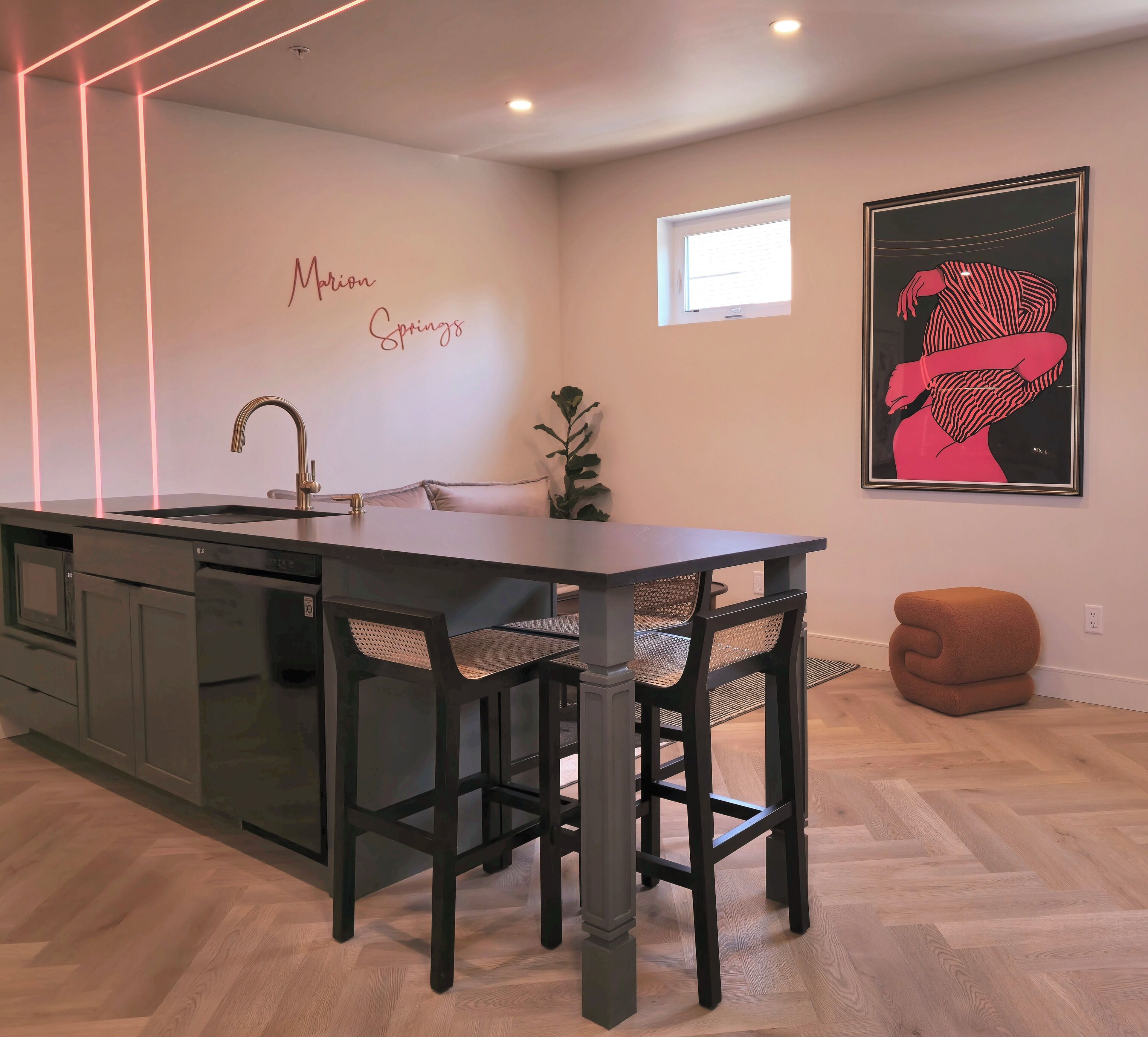 Stylilsh guesthouse with parking. Located near Rino Art District and City Park.