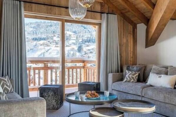 TV, fireplace - Outstanding 5 Bedroom Luxury Chalet, close to village centre, hot tub and sauna (Les Gets)