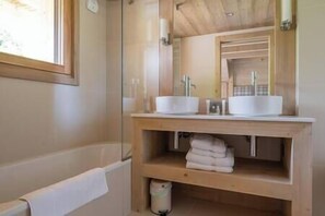 Shower, hair dryer, towels - Beautiful 4-bedroom luxury chalet, enormous hot tub and amazing views (Les Gets)