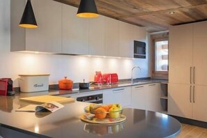 Réfrigérateur, micro-ondes, plaque de cuisson, lave-vaisselle