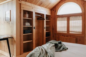 3 habitaciones, escritorio, tabla de planchar con plancha y wifi
