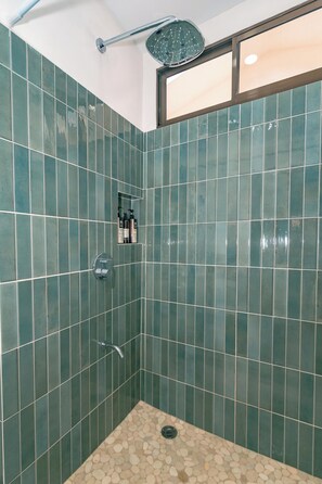 Douche, articles de toilette écologiques, serviettes fournies, savon