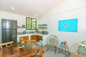 Frigorifero, forno, piano cottura, macchina per tè/caffè